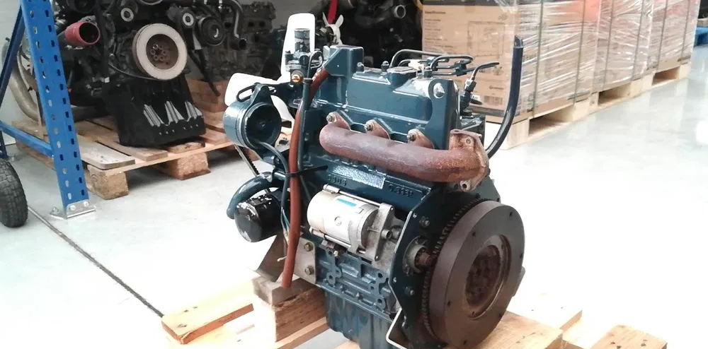 Дизельный двигатель внутреннего сгорания KUBOTA D905